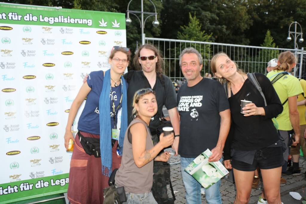 Götz Wiedmann mit Freundin rechts im Bild, 2014 Hanfparade, Berlin