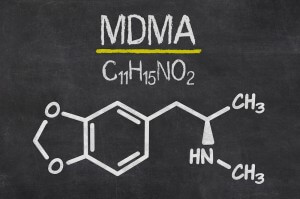 Schiefertafel mit der chemischen Formel von MDMA