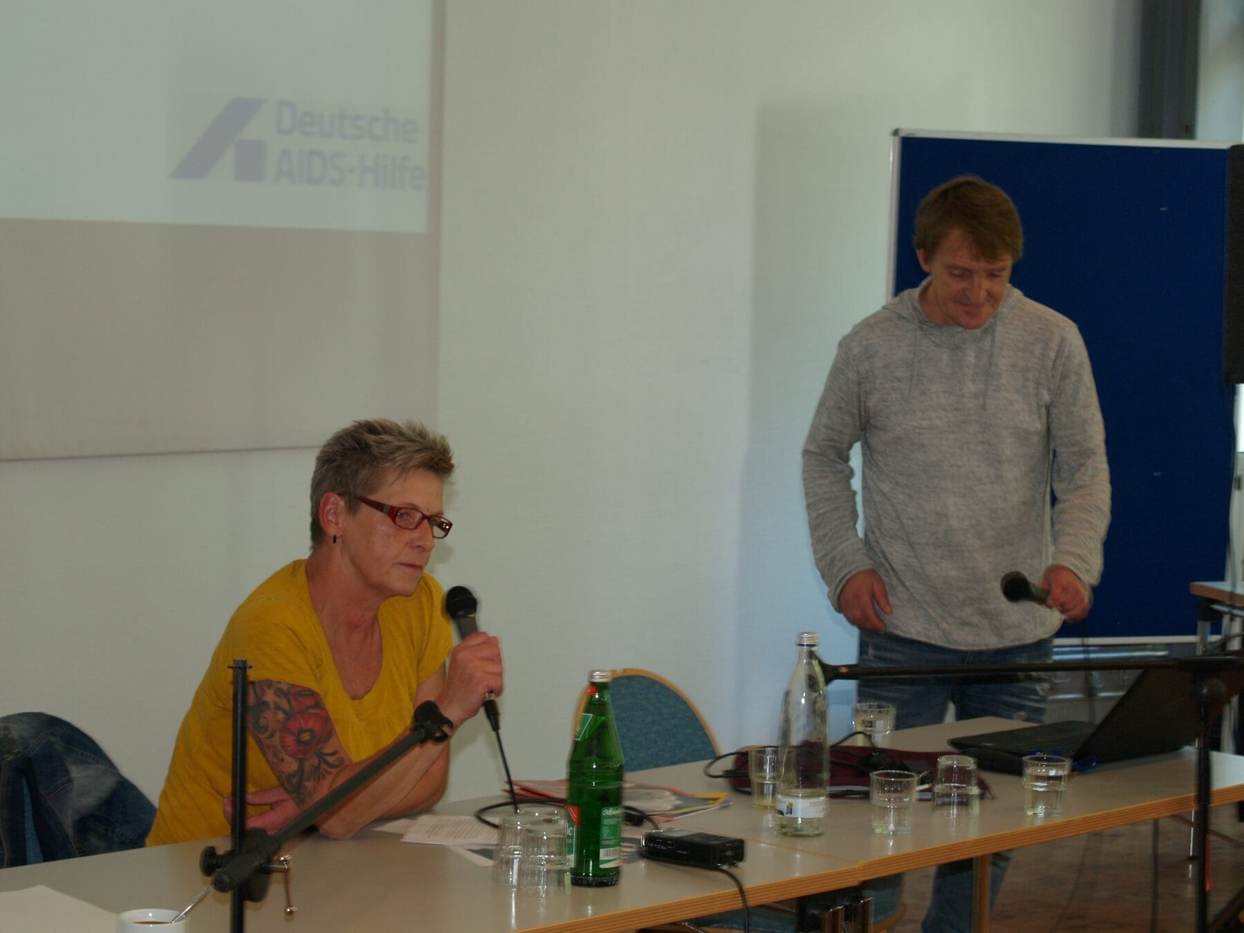 Claudia Schieren und Dirk Schäffer auf der Drogenfachtagung