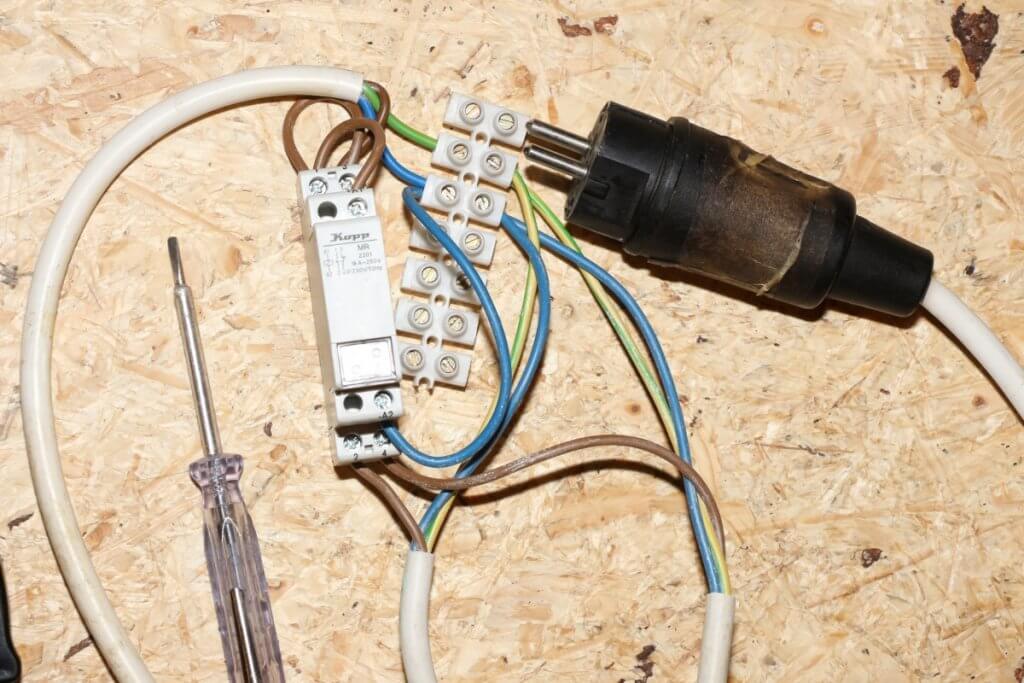 Das Stromstoßrelais leitet versetzt Tag und Nach für Kammer A und B