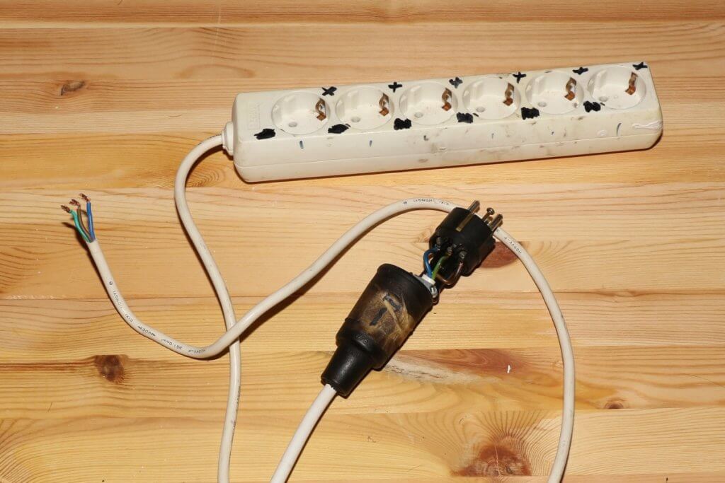 Steckleiste mit längerem Kabel versehen