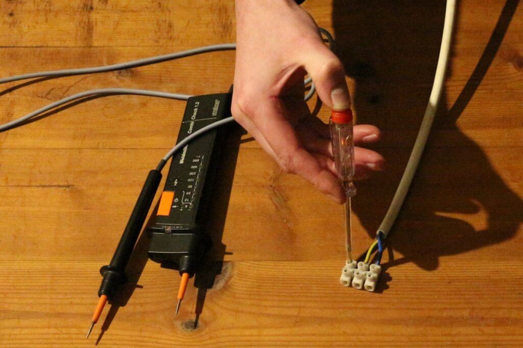 Stromprüfer Schraubenzieher als schlechte Alternative