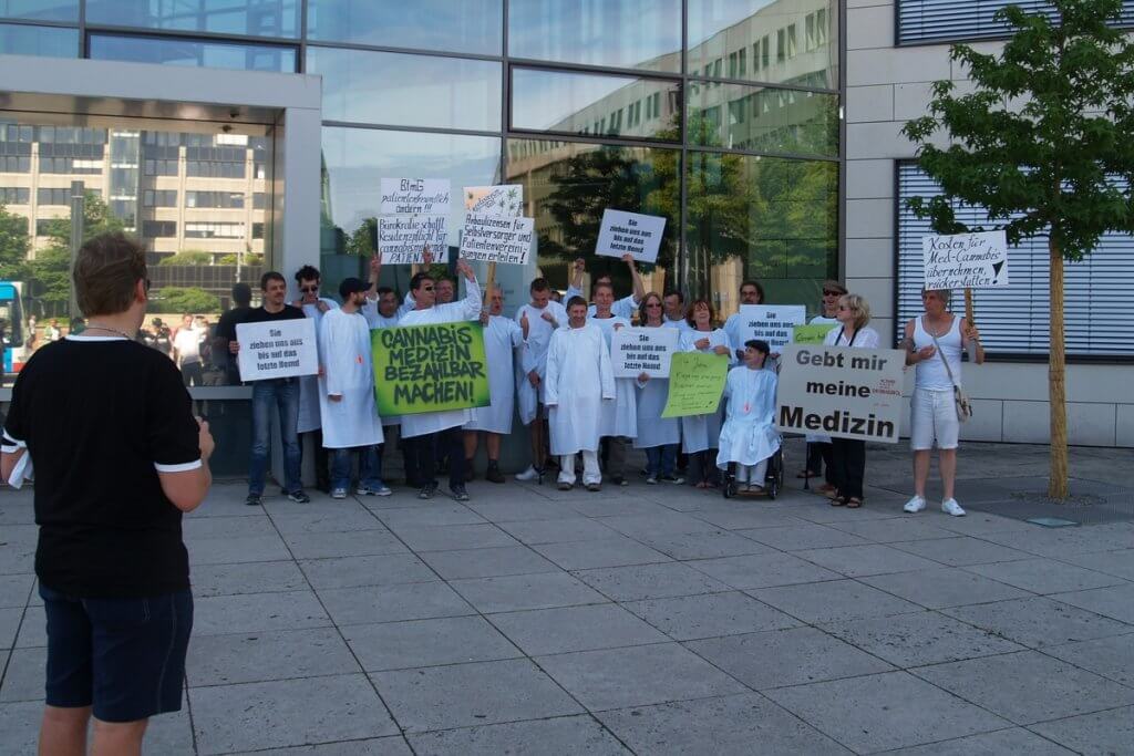 Einige Patienten von Dr. Franjo Grotenhermen vor der Bundesopiumstelle in Bonn