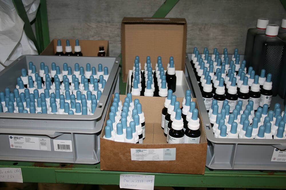 verschiedene-fluide-CBD-Produkte-hergestellt-von-GMP-zertifizierten-Laboren