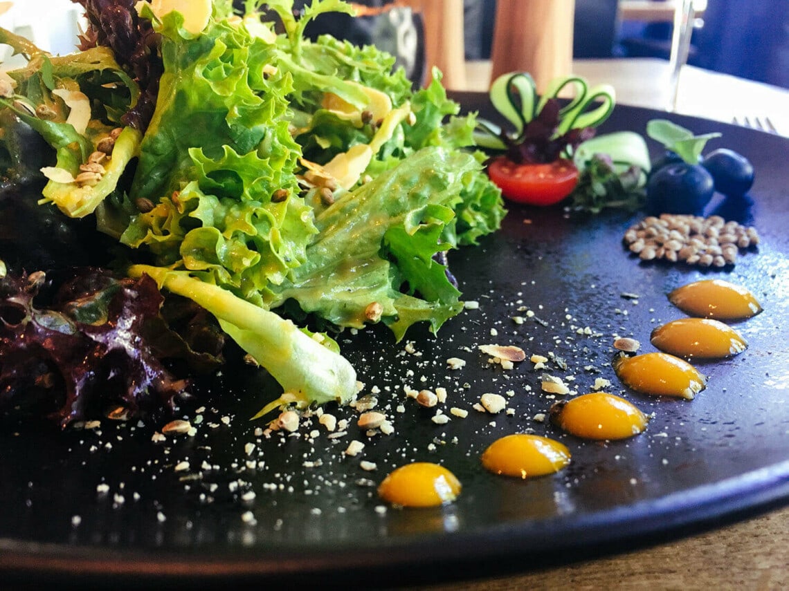 Blattsalat mit Hanföl basiertem Apfel-Balsam, Dressing und Knabberhanf ...