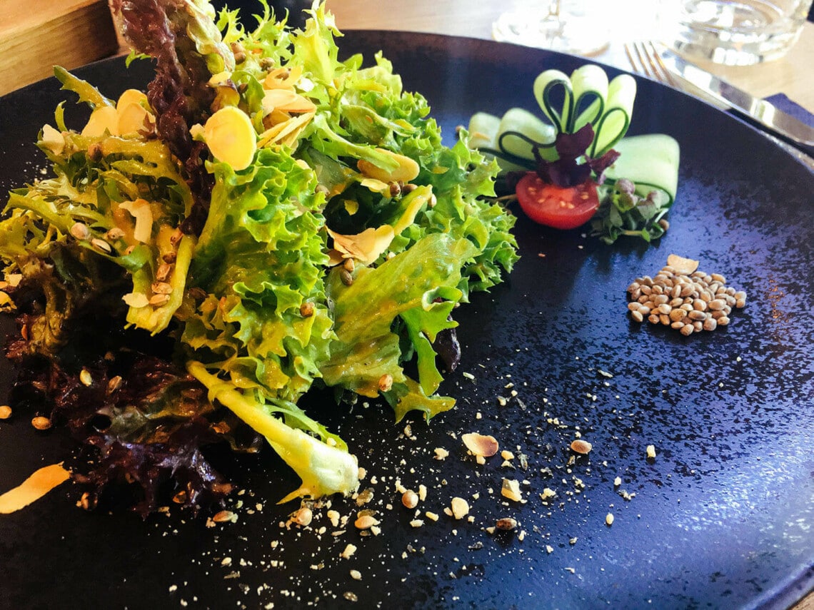 Blattsalat mit Hanföl basiertem Apfel-Balsam, Dressing und Knabberhanf ...
