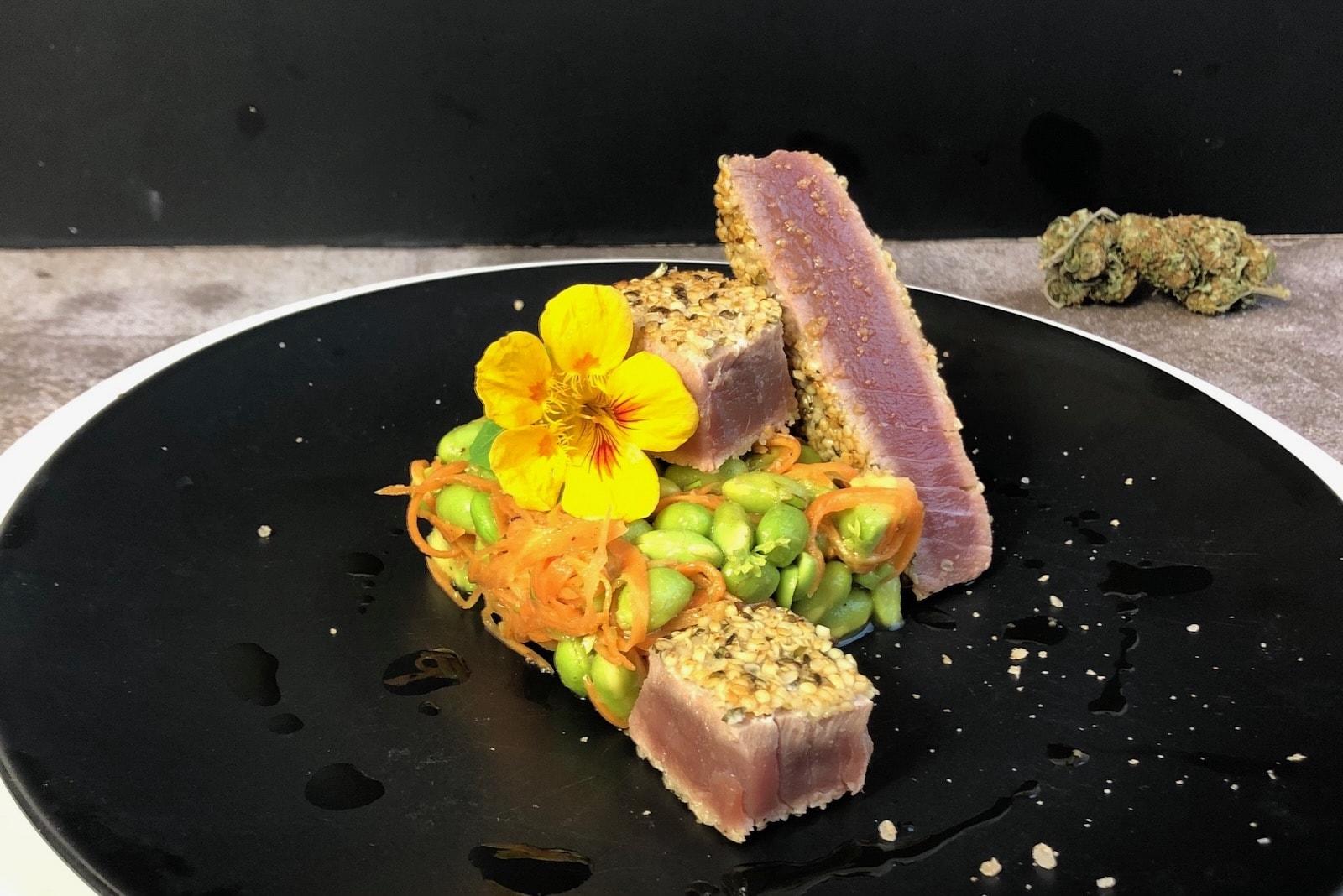 Yellowfin Thunfisch-Steak in Hanfsamenkruste auf Avocado-Edamame Salat ...