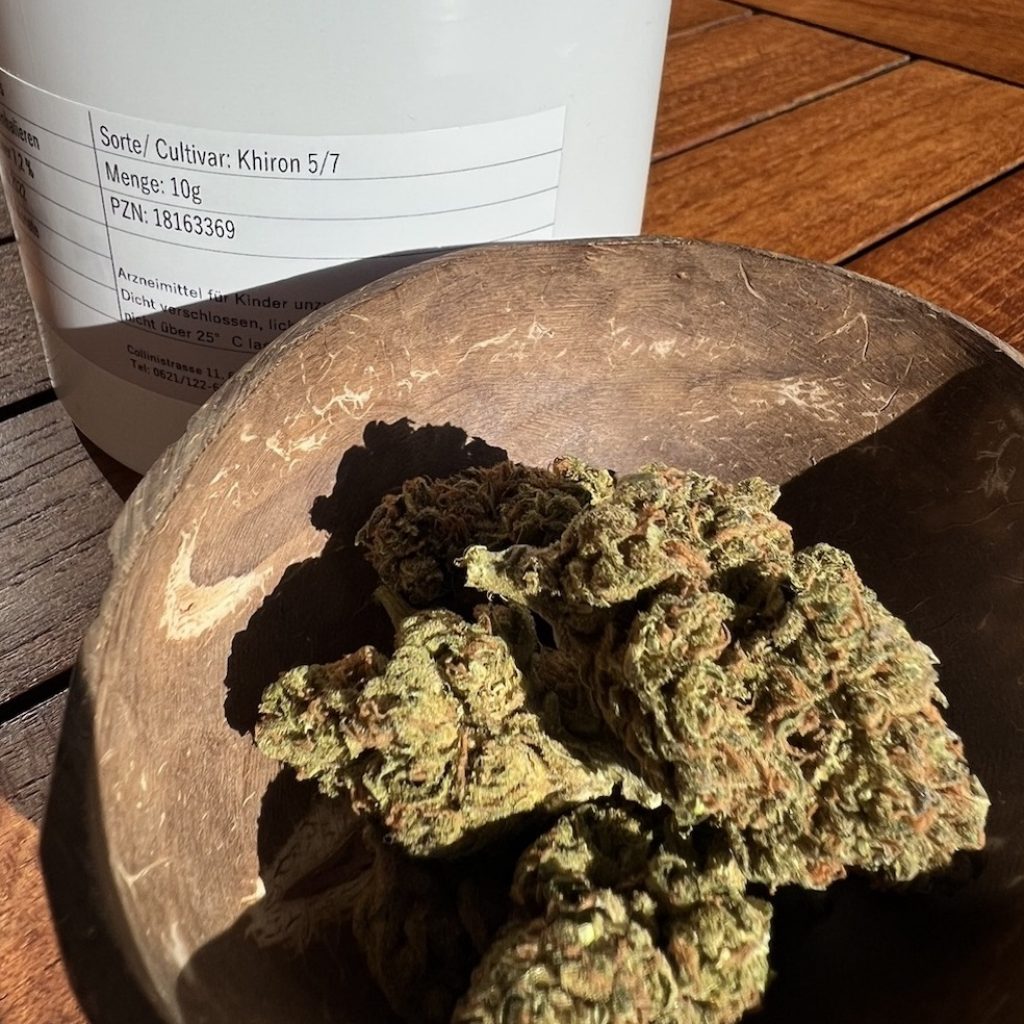 Medizinalcannabis-Strain-Review-Khiron-C-57-Caramel_2-1