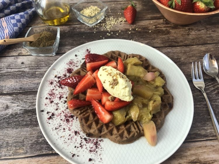 Schokoladen-Hanfnuss Waffel mit Rhabarber marinierten Erdbeeren und ...